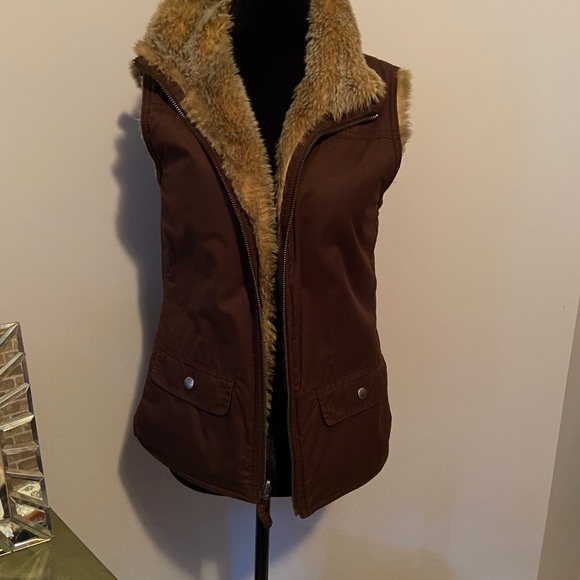 GAP reversible faux fur vest - Picture 4 of 4